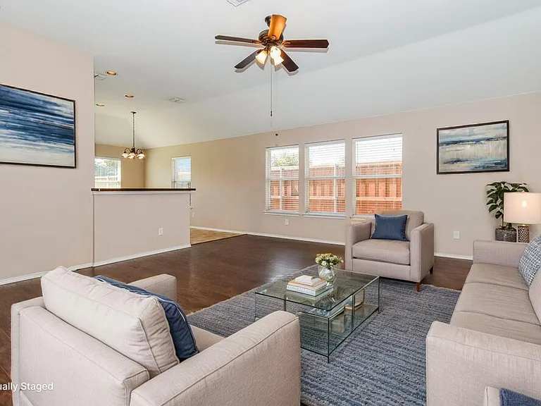 906 Oak Hollow Ln — Photo 4