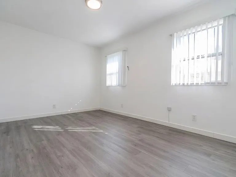 1127 W 111th St #1127 — Photo 10