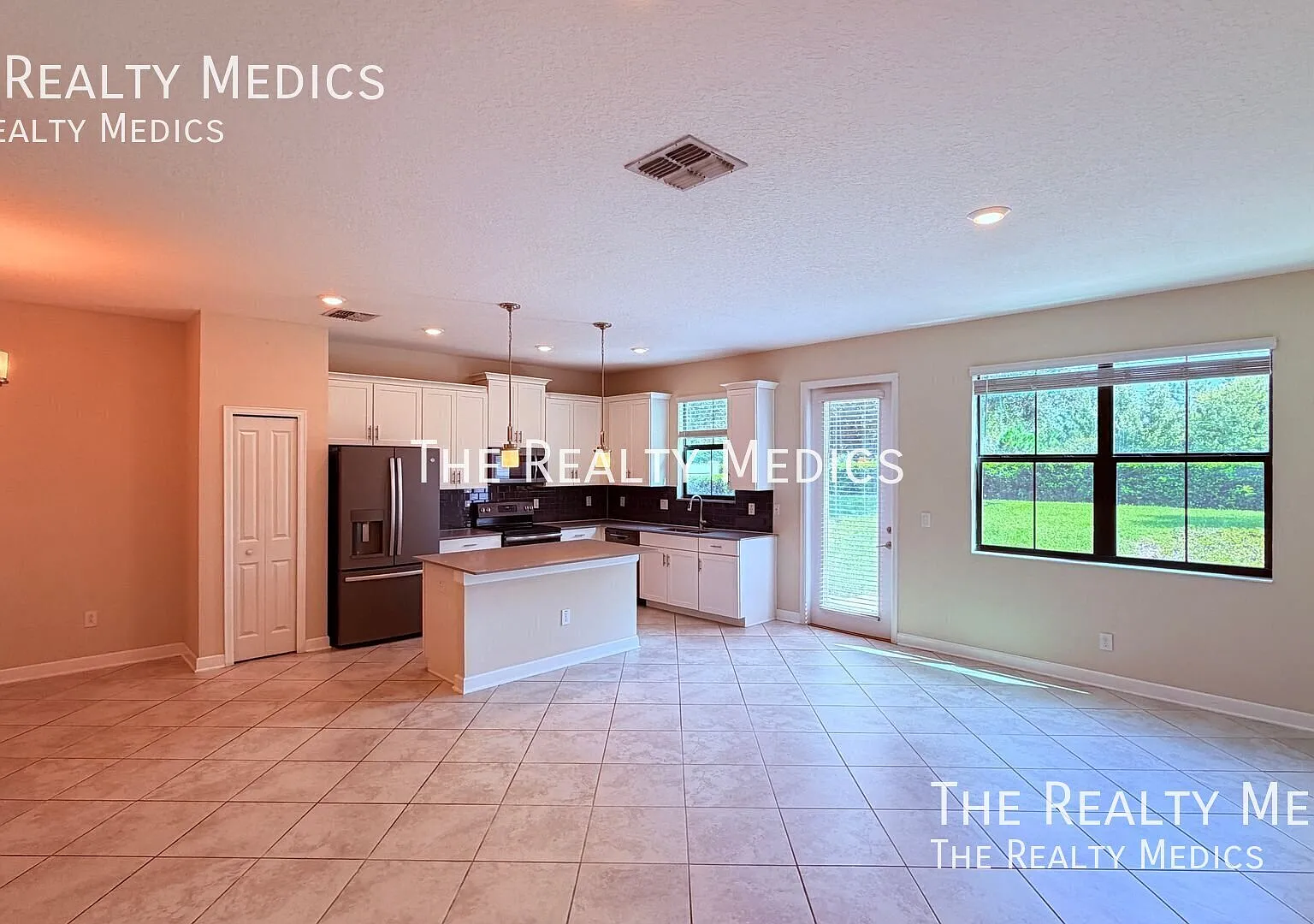 Gorgeous 4 Bedroom, 3.5 Bathroom Townhome In Orlando!! — Photo 3