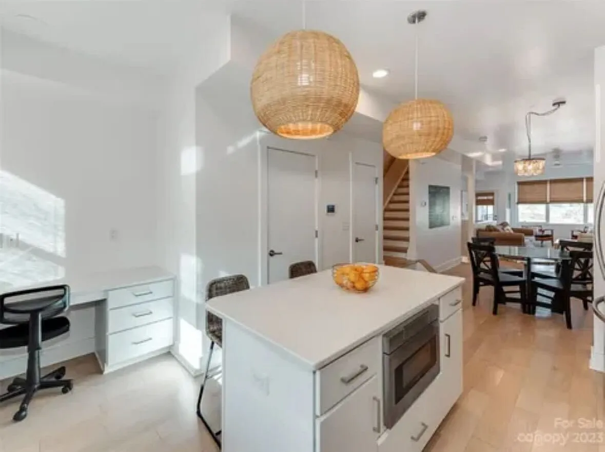 2 bed, 2.5 bath, 1623 sqft, $2,800 — Photo 4