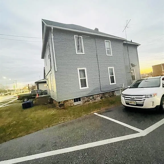 4 Hazelton St — Photo 1