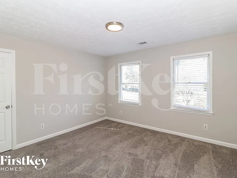 1079 Lakeview Rd — Photo 8