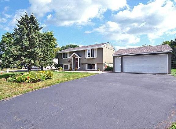 2nd image of 3798 Oakridge Ln