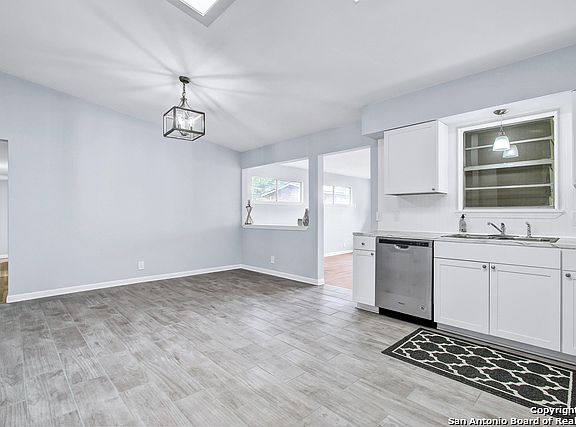 4th image of 406 Redcliff Dr