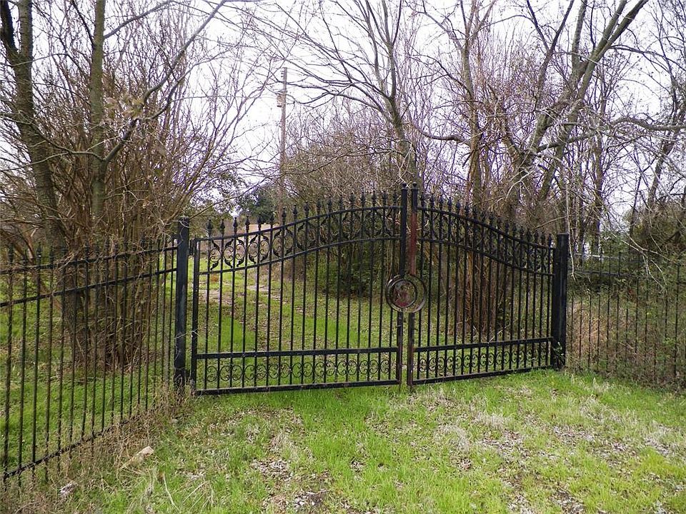1st image of 725 Spencer Ln