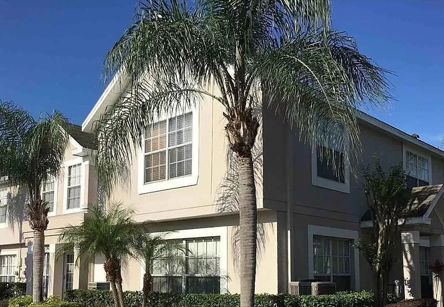 Beautiful 2-Bedroom, 3-Bathroom Townhome in Brandon — Photo 1