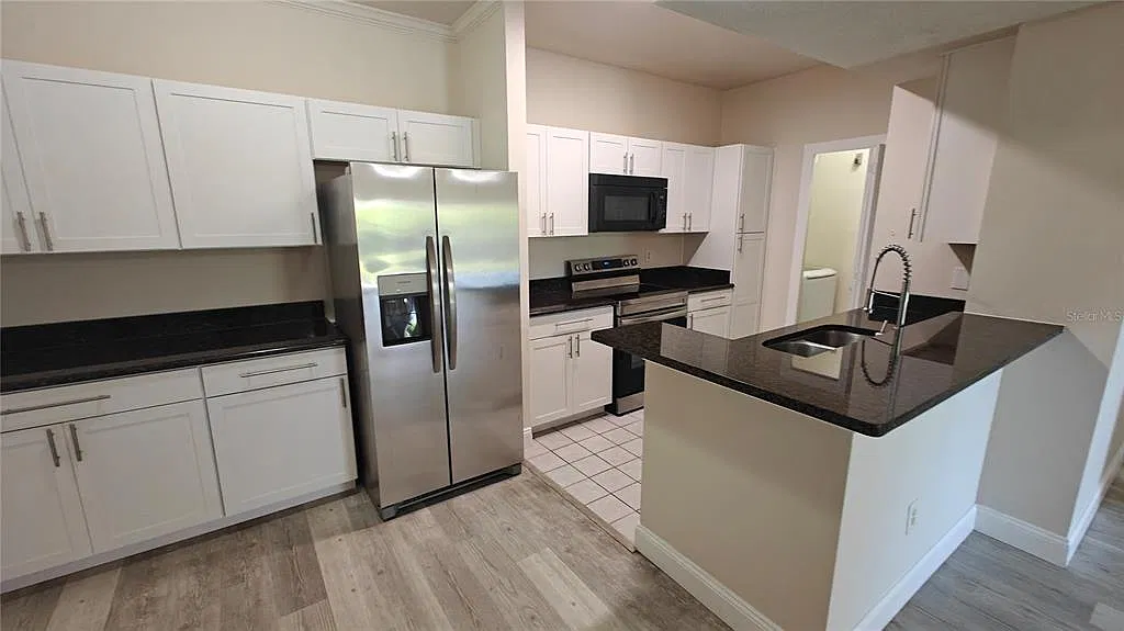 3 bed, 2.0 bath, 1346 sqft, $2,099 — Photo 2
