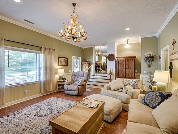 5th image of 729 Saint Joseph Dr NW