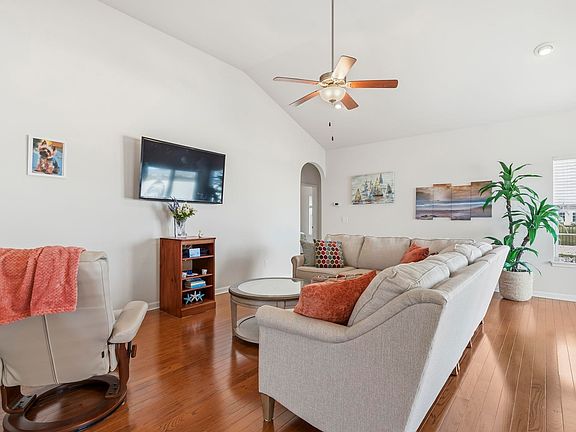 4th image of 653 Sandberg St.