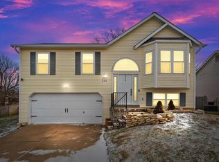 908 Sunset Farms Dr, Saint Charles, MO 63304