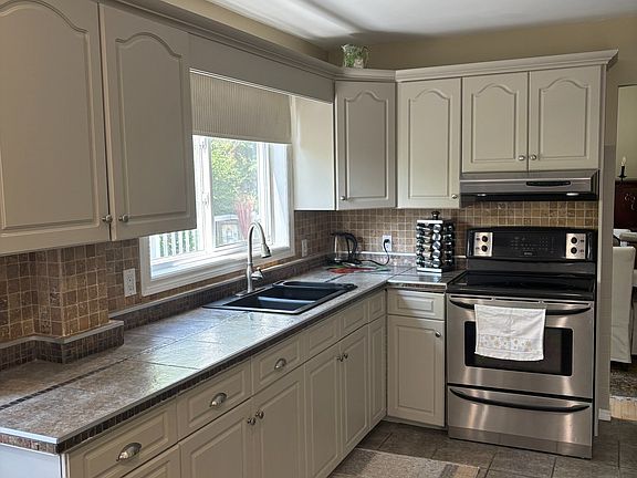 2nd image of 825 Rheaume Cres