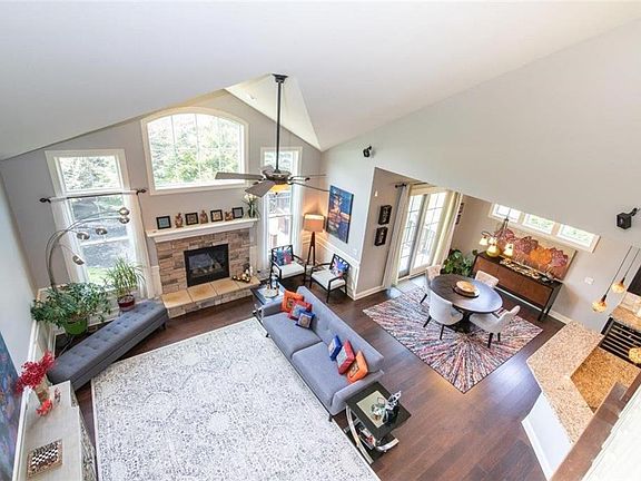 2nd image of 2405 Botanica Ln