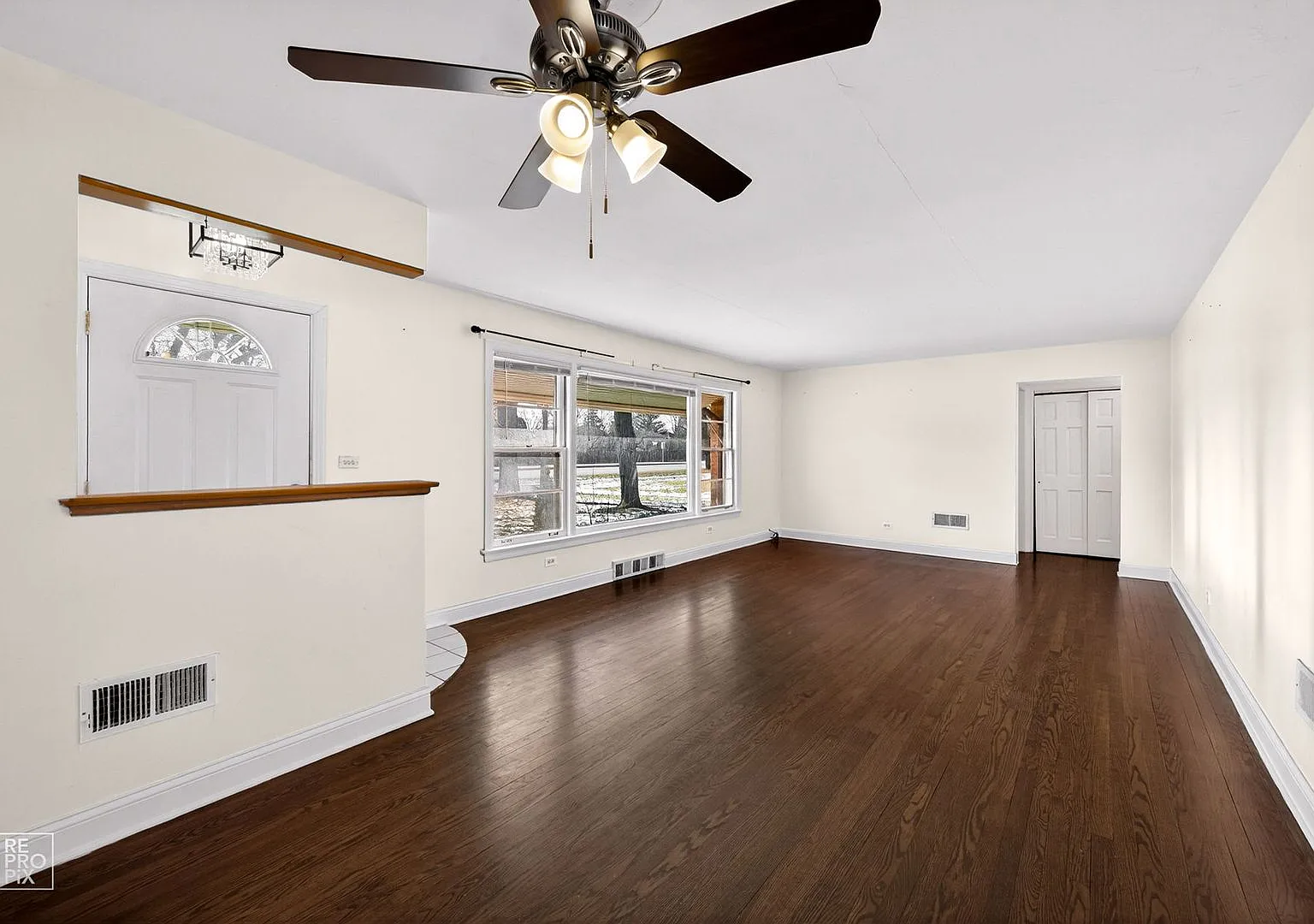 Gorgeous 3 Bedroom Home in Mount Prospect! — Photo 4