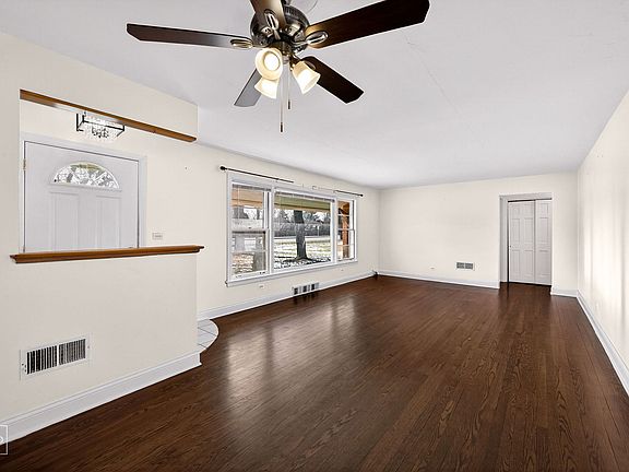 4th image of 304 E Golf Rd