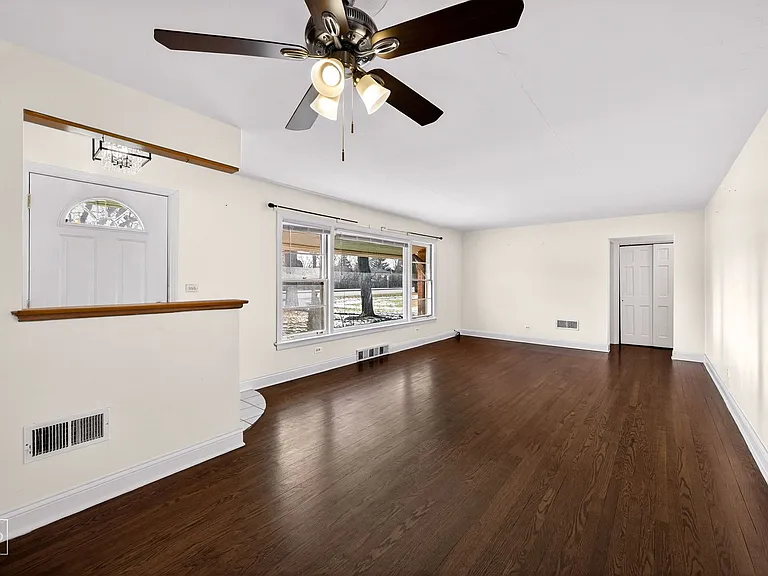 304 W Golf Rd — Photo 4