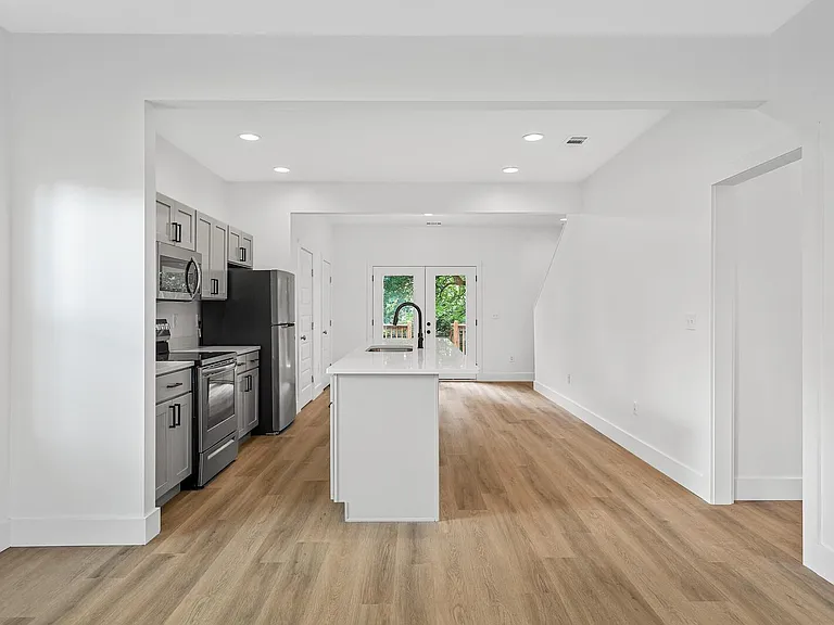 530 Raymond St — Photo 5