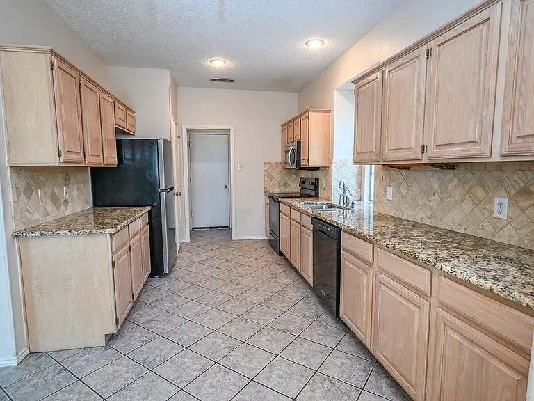 2100 Newport Dr — Photo 18