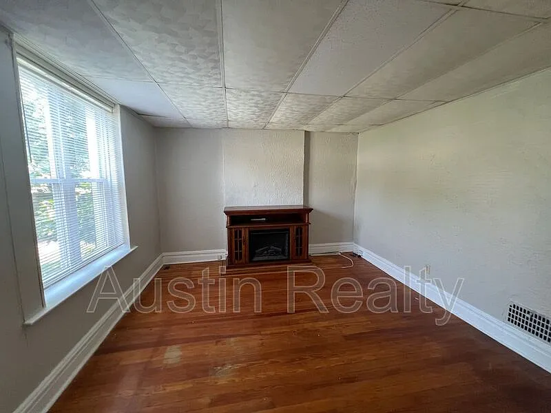 2 bed, 1.0 bath, $1,095 — Photo 3