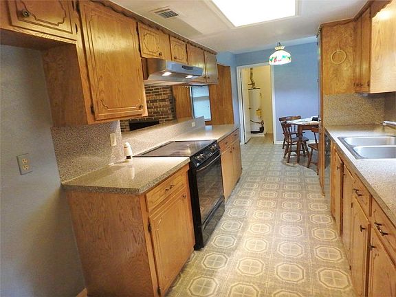 3rd image of 33 River Oaks St