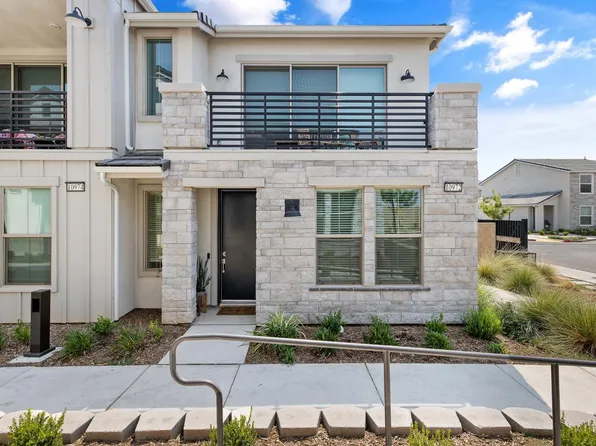 10972 N Honeysuckle Dr, Fresno, CA 93730
