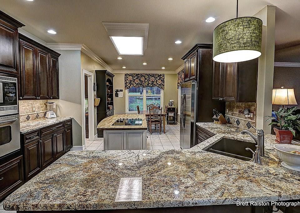 1st image of 8 Edgewater Ln