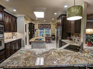 8 Edgewater Ln, Bentonville, AR 72712
