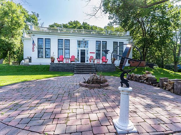 3rd image of 4974 Interlachen Dr NE