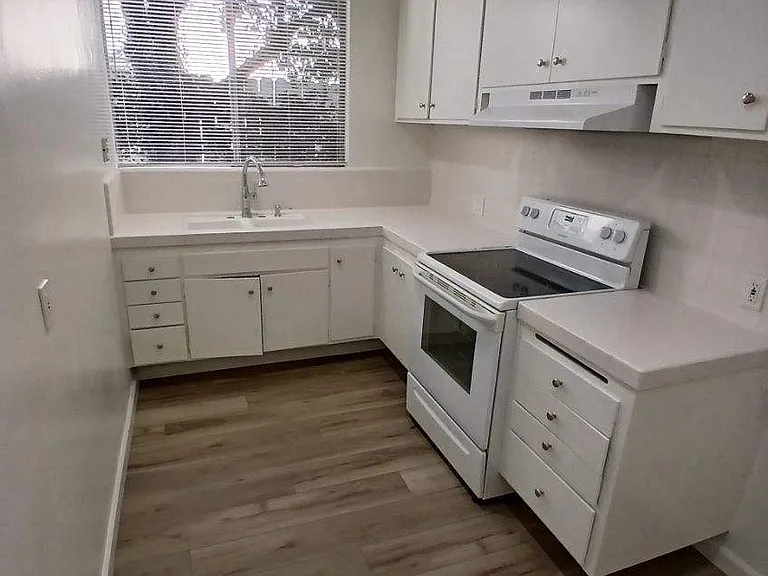 533 S Hudson Ave — Photo 7