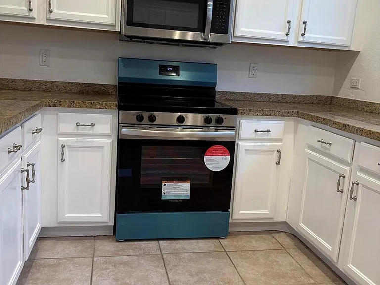 833 Millbrae Ct #4 — Photo 3
