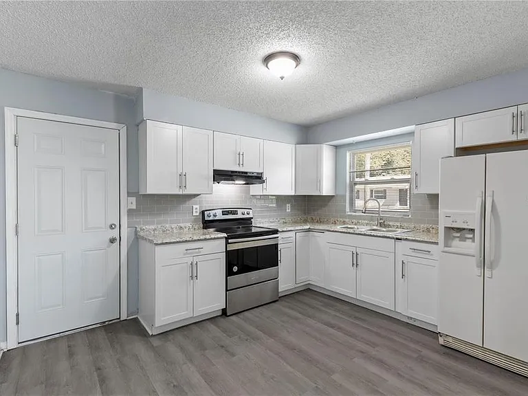 1703 Birchwood Cir #1-1703 — Photo 11