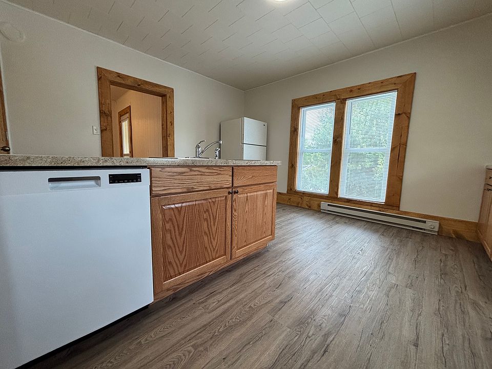Kitchen sink and dishwasher