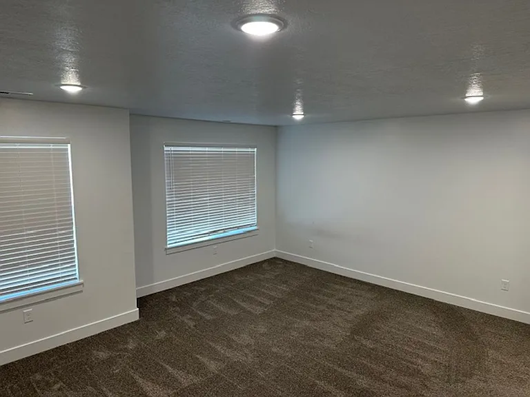 551 E 900 N — Photo 7