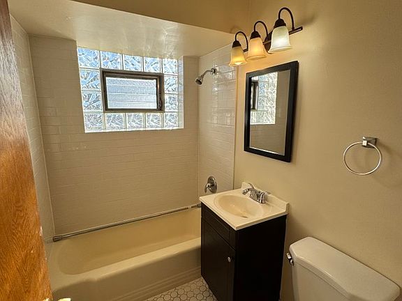 5th image of 3057 N Narragansett Ave #5N