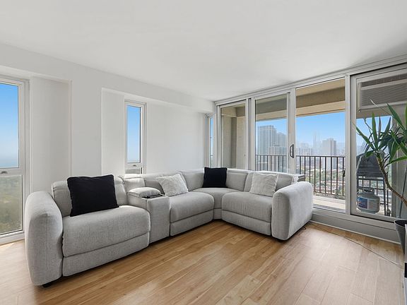 4th image of 1960 N Lincoln Ave #2209