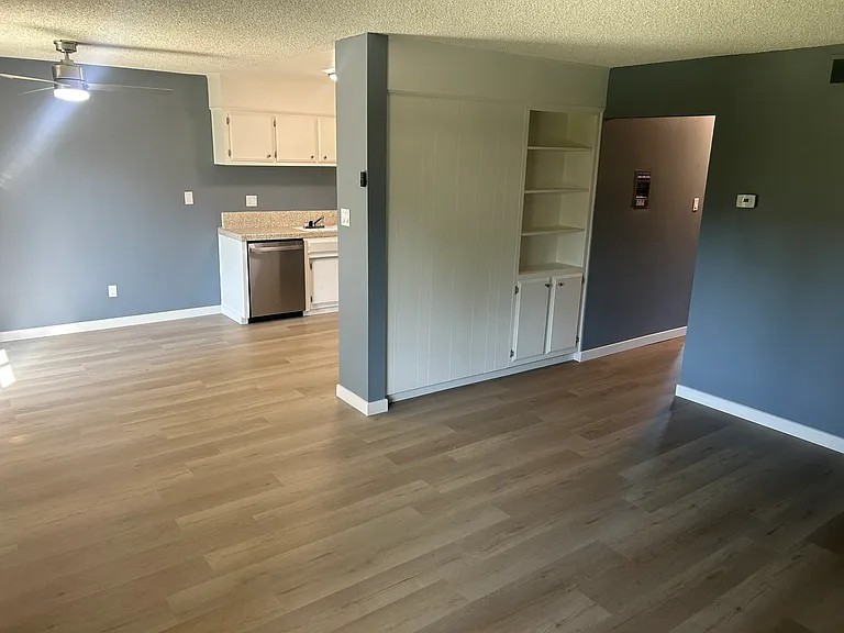 Colony House Apartments — Photo 8