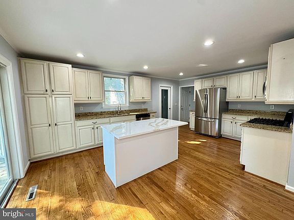5th image of 110 Sylvan Dr