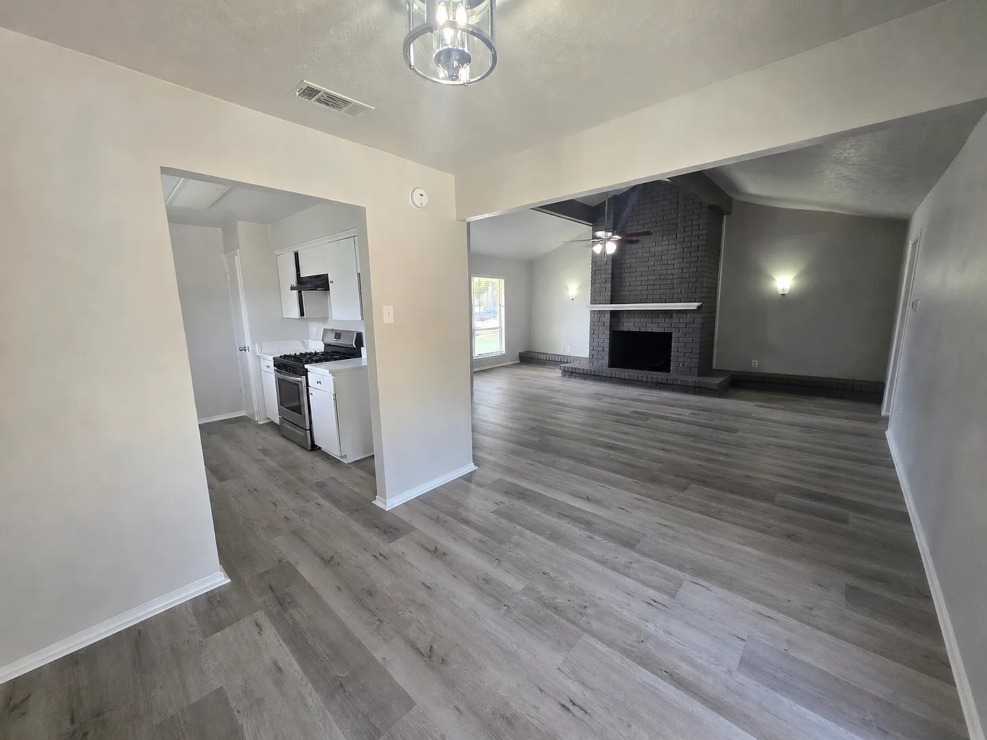 3 Bedroom/2 Bathroom/2 Covered Parking Places - Remodeled — Photo 3