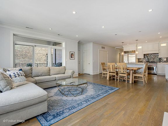 5th image of 621 W Briar Pl Unit 2