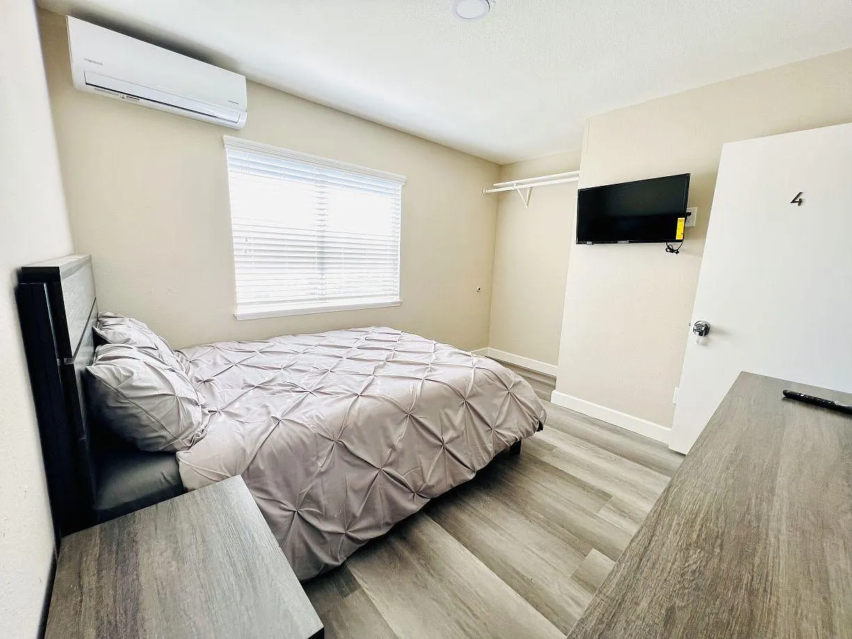 7 bed, 2138 sqft, $1,200 — Photo 2