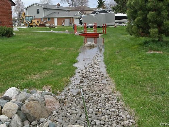 5th image of 37569 Huron Pointe Dr
