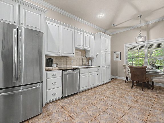5th image of 925 Hillcroft Ter
