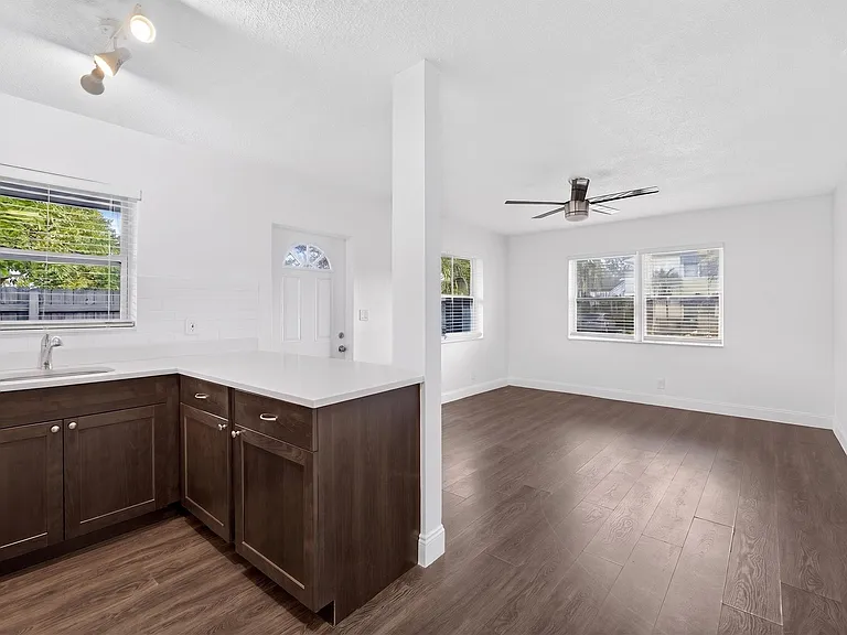 732 SE 15th St #1 — Photo 9