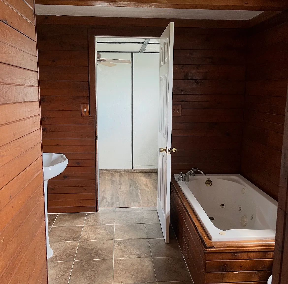 5 bed, 3000 sqft, $2,250 — Photo 3
