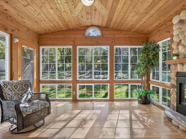 1222 E Lakeside Dr, Edgerton, WI 53534