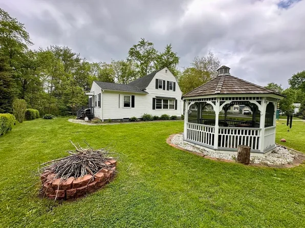 17 Walnut St, Gill, MA 01354