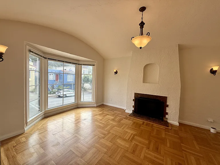 658 Rockdale Dr — Photo 3