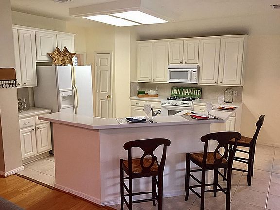 Kitchen with breakfast bar