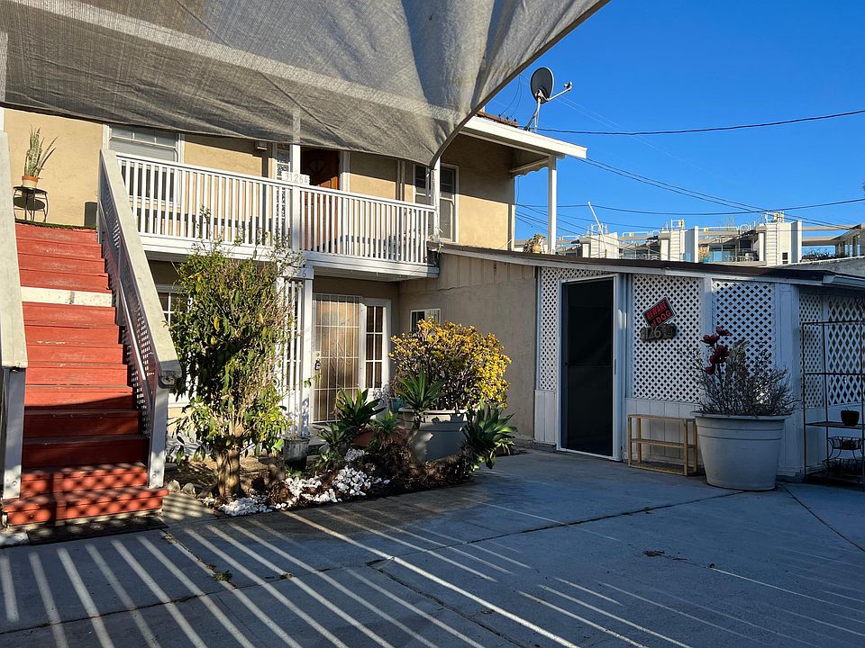 Check out the right side of the downstairs unit with no neighbours above!