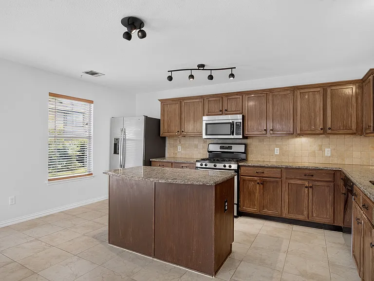 2805 Nandina St — Photo 9