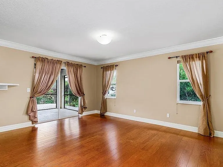 1303 SW 43rd Ln — Photo 5